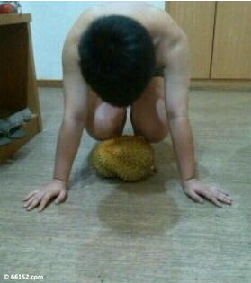 跪搓板向李宇春求爱》 "…现在还在家跪搓衣板 男子在天高清图片